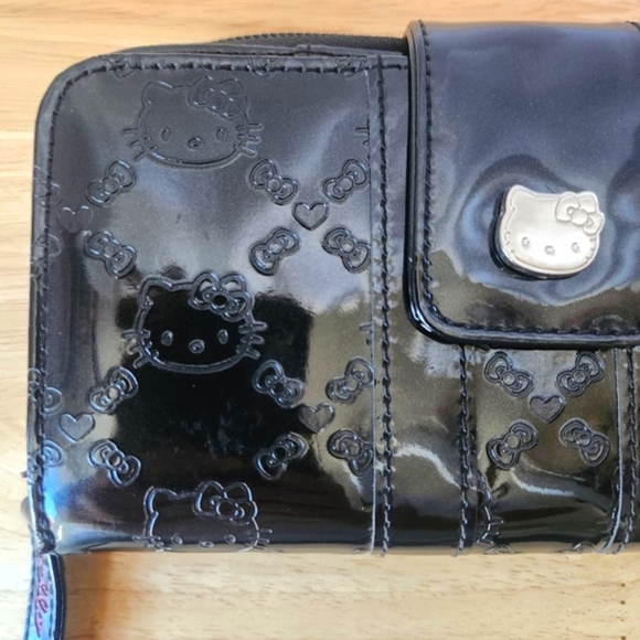 Loungefly Sanrio Hello Kitty Patent Leather Embossed Black Zip Around Wallet - Picture 5 of 8